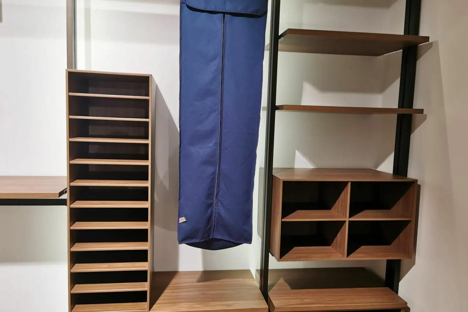 Naver Collection Kleiderschränke|Kleiderschrank Refugium Nussbaum Dunkel Oberfläche Alu Bronze mit Hängekommode