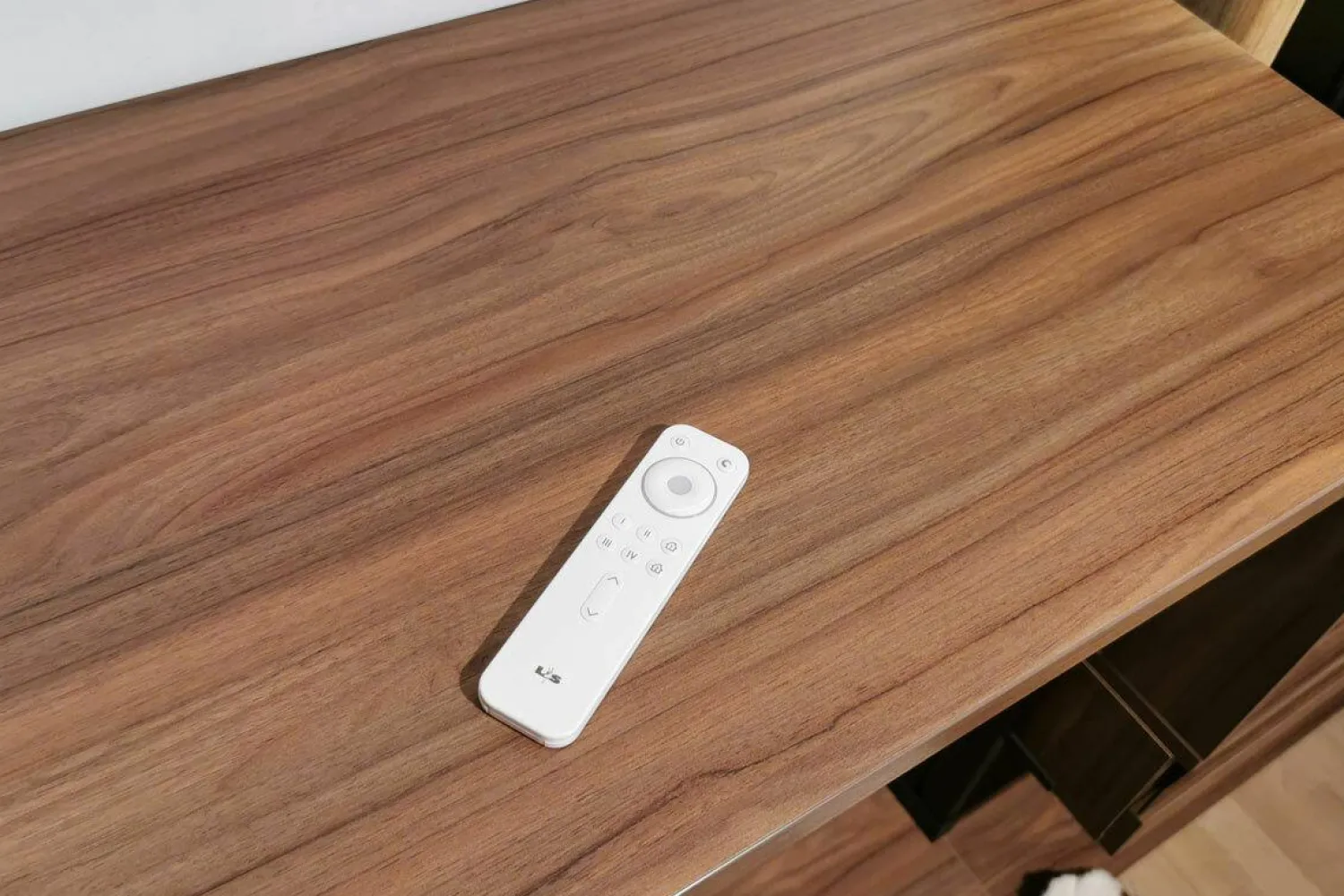 Naver Collection Kleiderschränke|Kleiderschrank Refugium Nussbaum Dunkel Oberfläche Alu Bronze mit Hängekommode