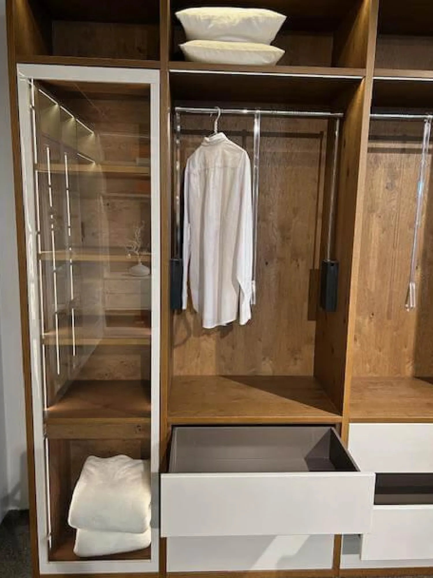 Rietberger Möbelwerke Kleiderschränke|Kleiderschrank Silea Korpus Asteiche Bourbon Furniert Front Und Rahmen Brillantgrau Matt