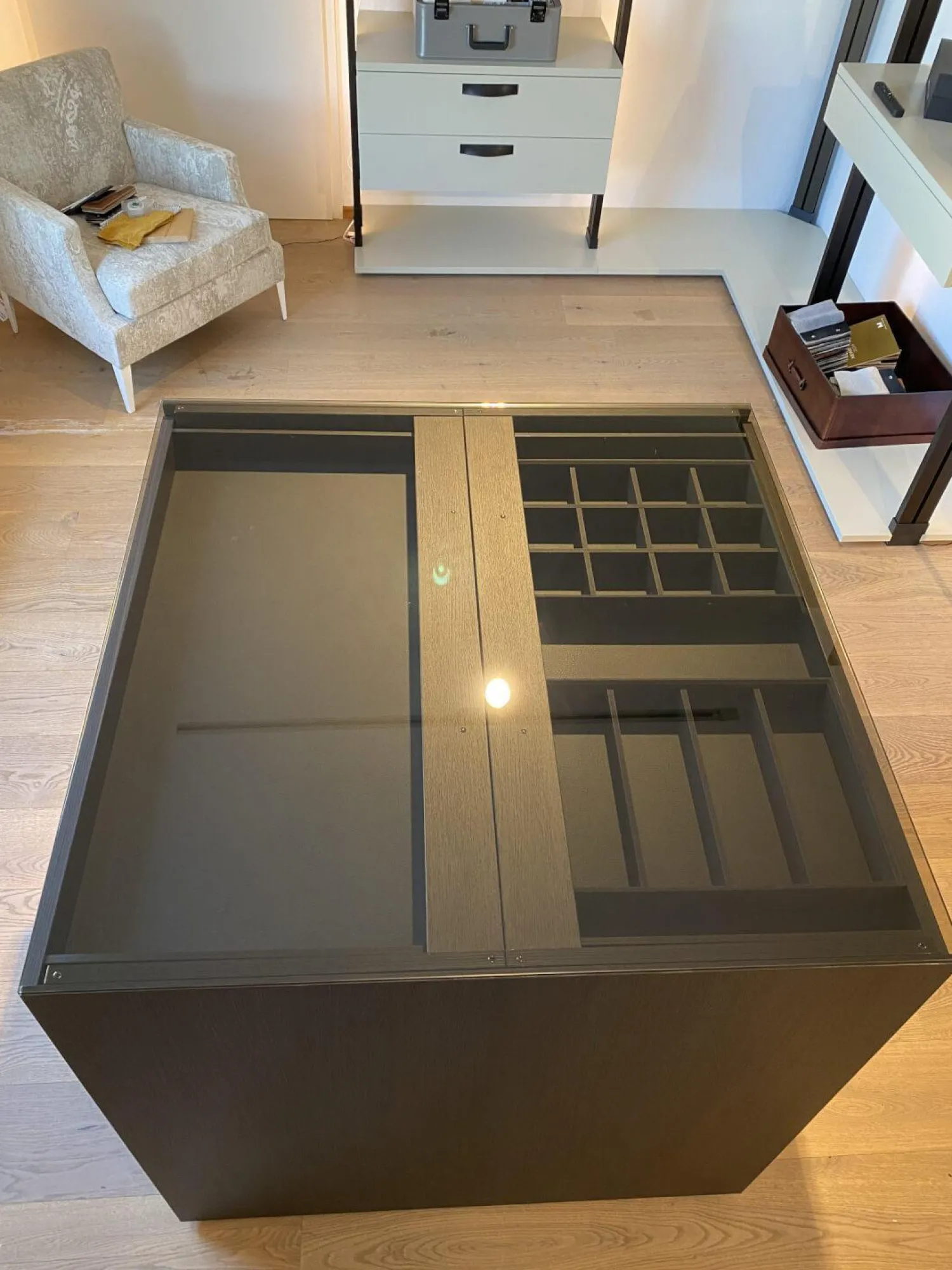 An-Collection Kommoden & Sideboards|Kommode Centric Nussbaum Dunkel Furniert Parsolglas Grau