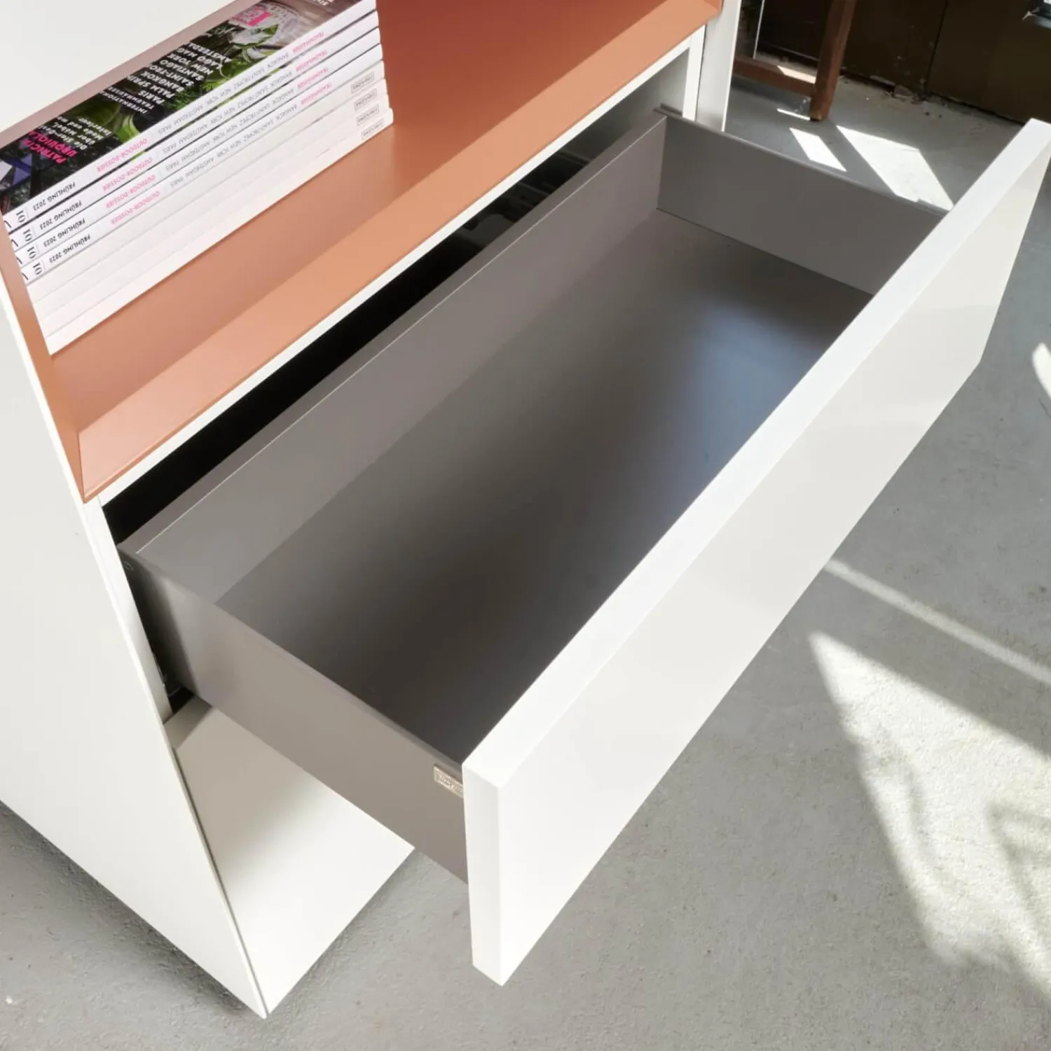 Interlübke Kommoden & Sideboards|Kommode Cube Light Spanplatte Mattlack Schneeweiß Guave Abdeckplatte Glas