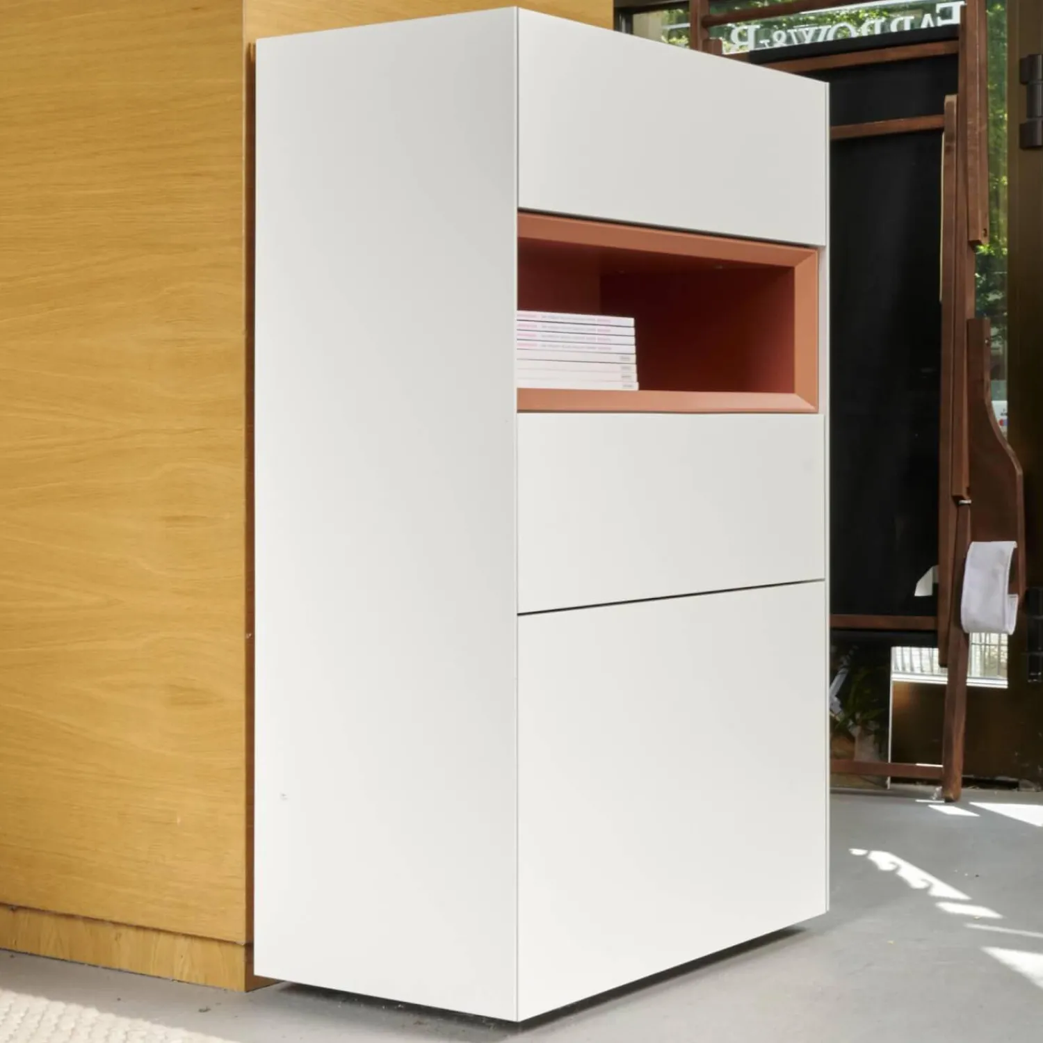 Interlübke Kommoden & Sideboards|Kommode Cube Light Spanplatte Mattlack Schneeweiß Guave Abdeckplatte Glas