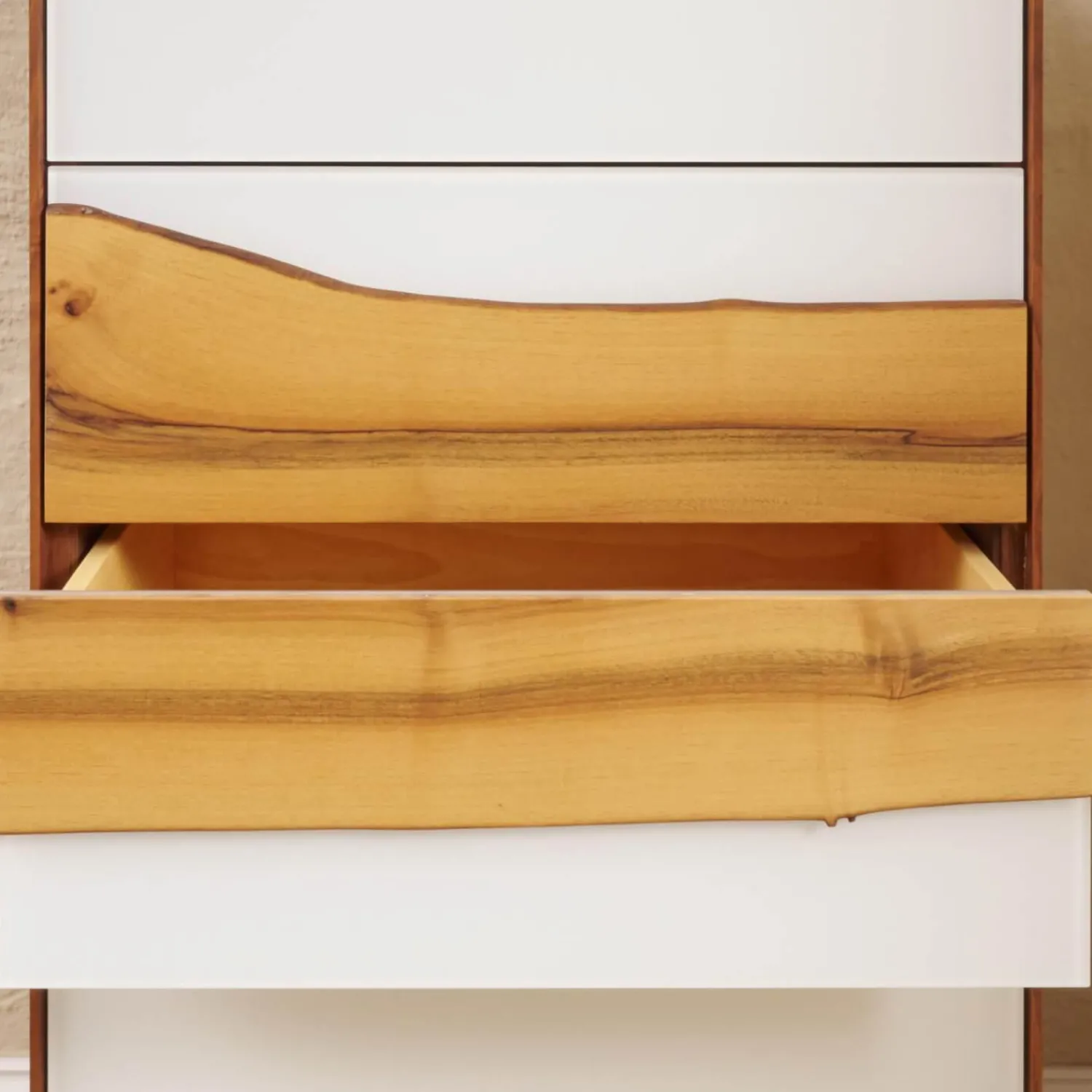 Scholtissek Kommoden & Sideboards|Kommode Farn Mit Baumkante Korpus Massiv Nussbaum Glasfront Optiwhite RAL 9010 Matt