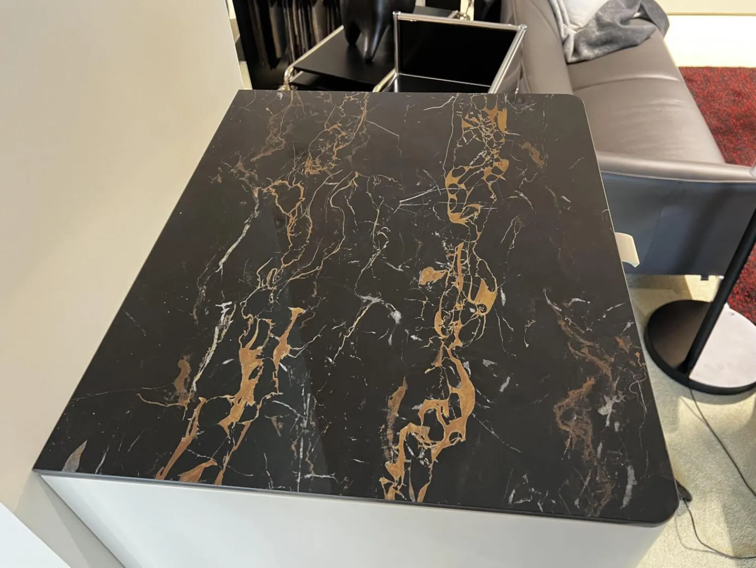 Sudbrock Kommoden & Sideboards|Kommode Goya Lack Kaschmir Beige Abdeckblatt Marmor Schwarz Glänzend Kufe Schwarz