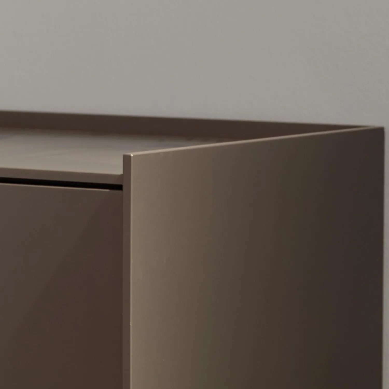 Möller Design Kommoden & Sideboards|Kommode Lean Box Lack Matt 224 Graphitgrau Vorne Kufe Hinten Stützfüße