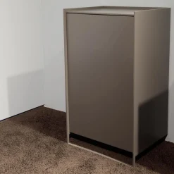 Möller Design Kommoden & Sideboards|Kommode Lean Box Lack Matt 224 Graphitgrau Vorne Kufe Hinten Stützfüße