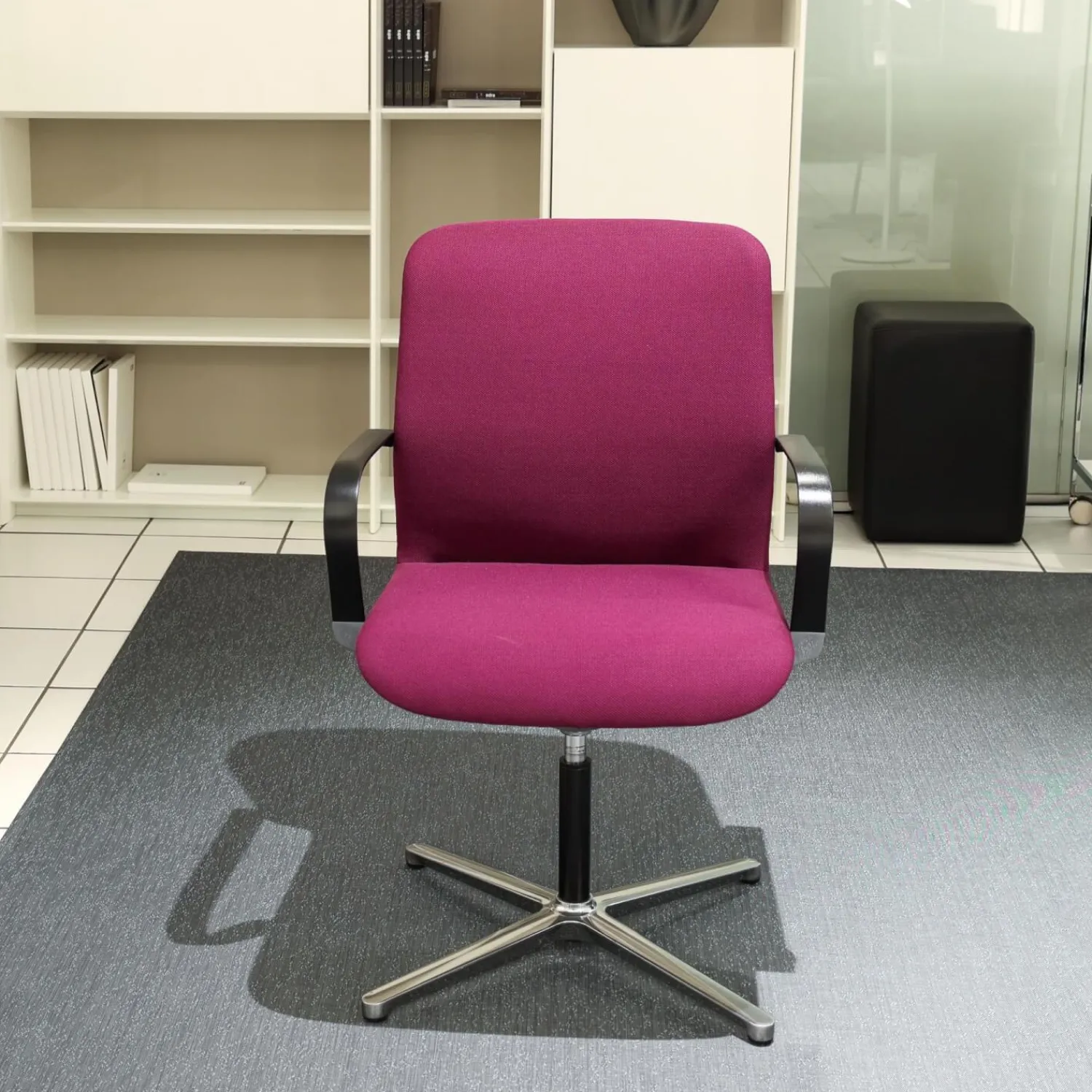 Bene Einzelstühle|Konferenzstuhl Filo Bezug Steelcut Maulbeere Drehgestell Mit Rückholmechanik