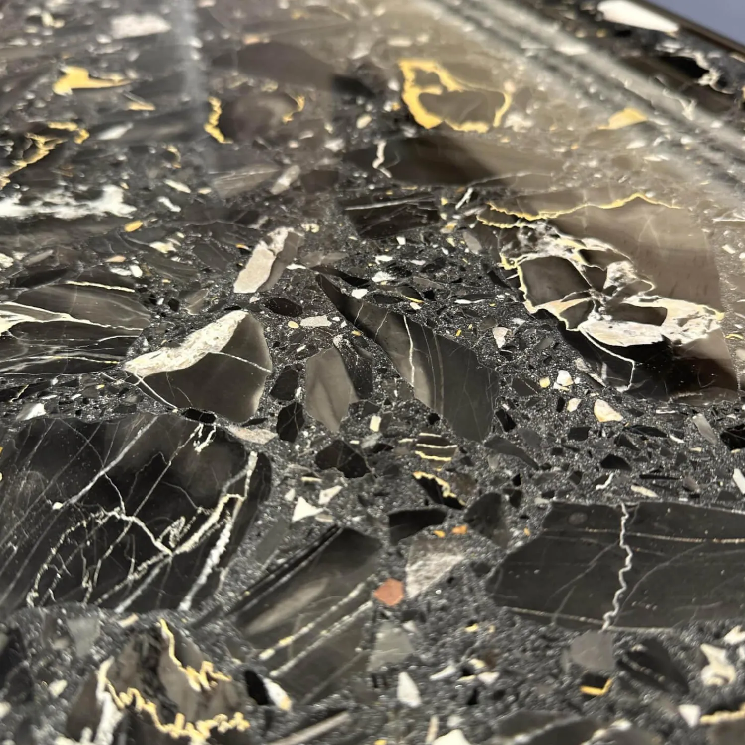 Bielefelder Werkstätten Konsolen|Konsole Hudson Platten Marmor Terrazzo Porto Schwarz Untergestell Bronze Matt