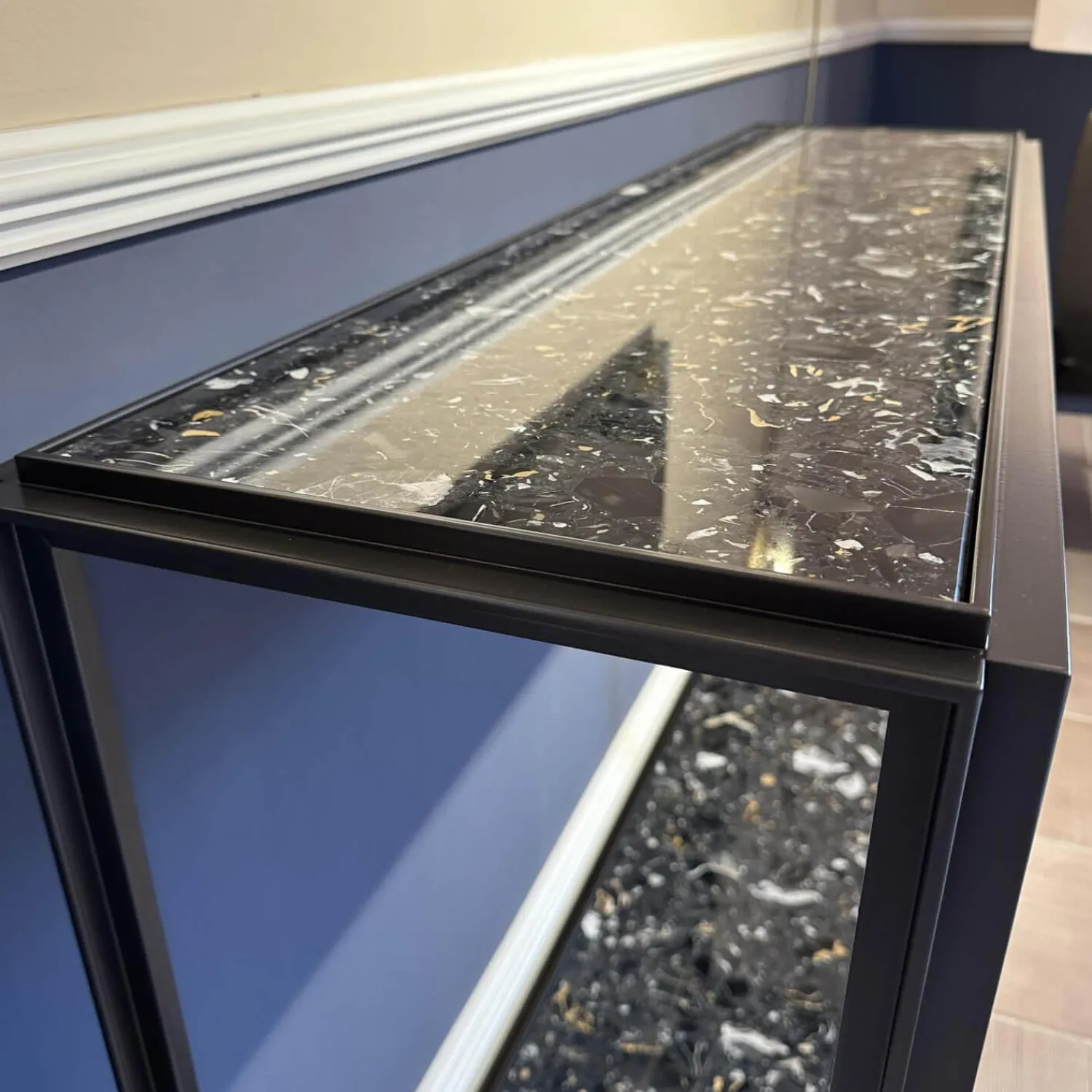 Bielefelder Werkstätten Konsolen|Konsole Hudson Platten Marmor Terrazzo Porto Schwarz Untergestell Bronze Matt