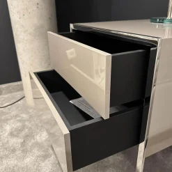 YOMEI Nachttische|Konsole Smart Nako Hochglanz Pantex Taupe Beige Inklusive 3-fach Steckdose Gestell Edelstahl Poliert