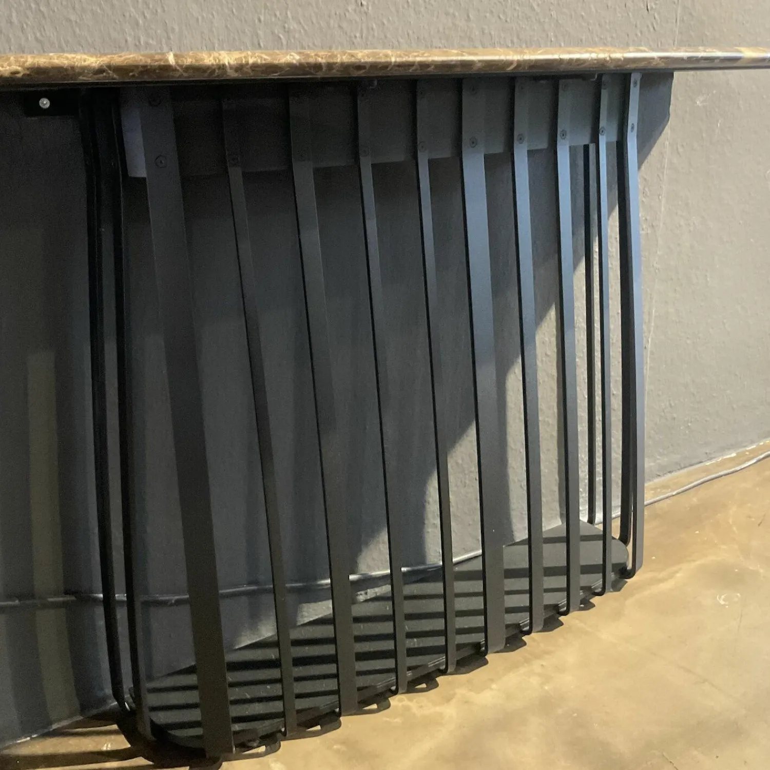 Janua Konsolen|Konsoltisch Basket Platte Stein Emperador Braun Gestell Stahl Tiefschwarz Pulverbeschichtet