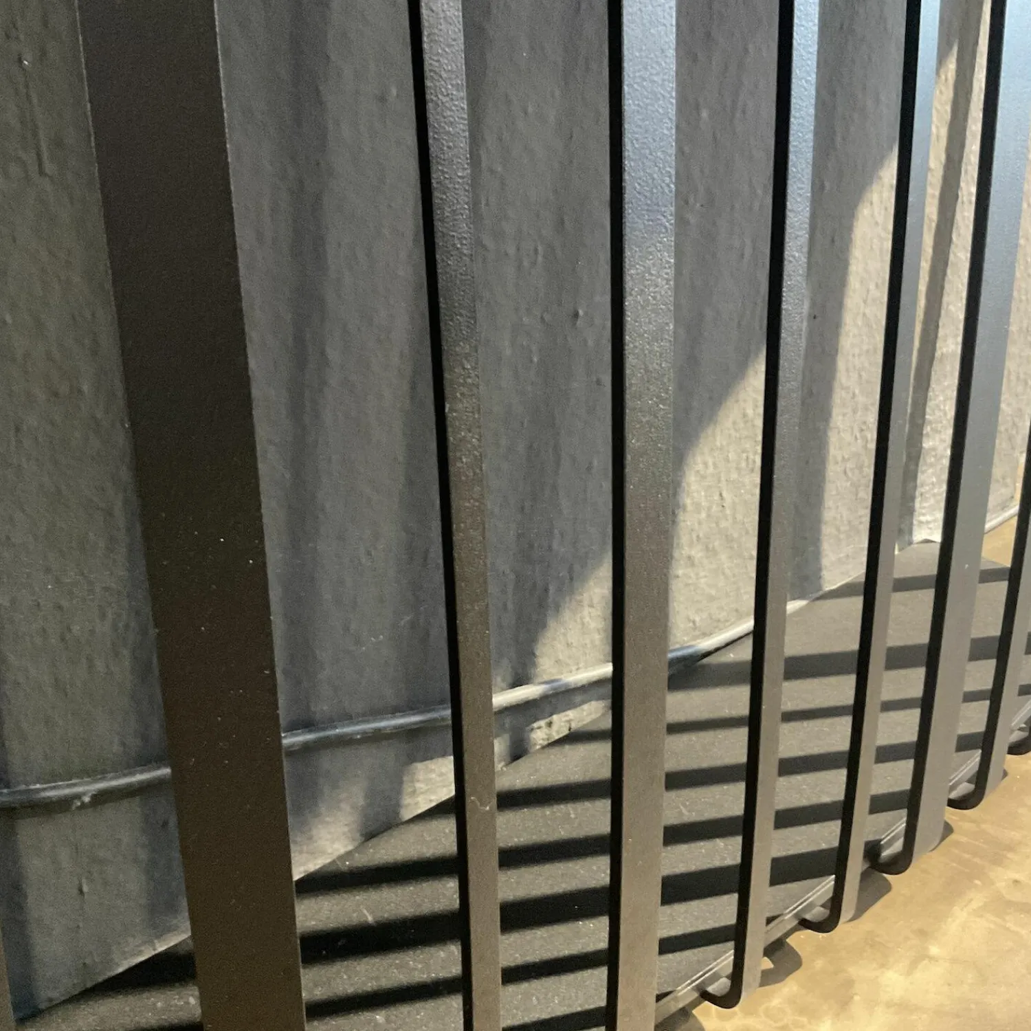 Janua Konsolen|Konsoltisch Basket Platte Stein Emperador Braun Gestell Stahl Tiefschwarz Pulverbeschichtet