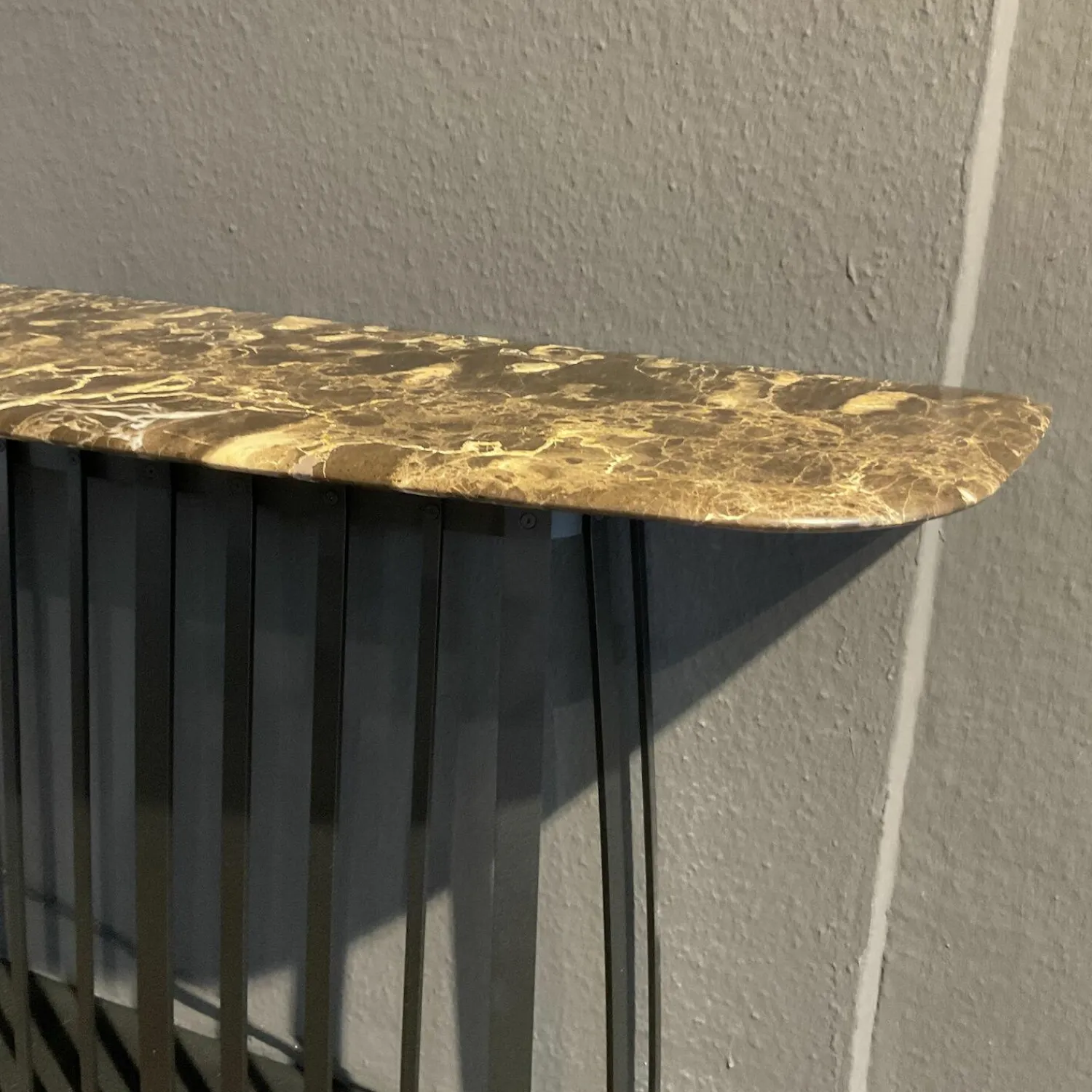 Janua Konsolen|Konsoltisch Basket Platte Stein Emperador Braun Gestell Stahl Tiefschwarz Pulverbeschichtet