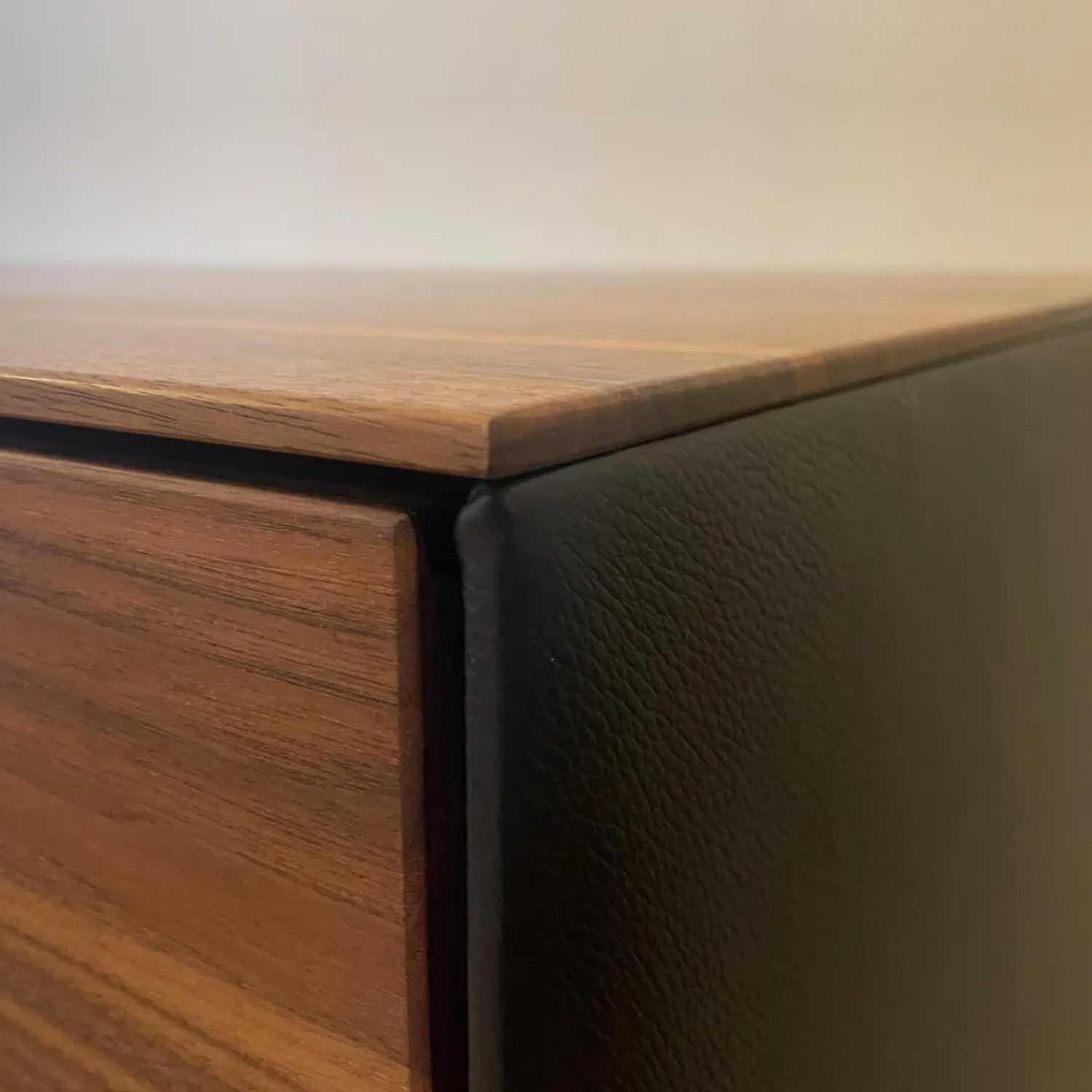 Team 7 Kommoden & Sideboards|Ladenkommode Riletto Naturöl Nussbaum Lederseiten L1 Schwarz
