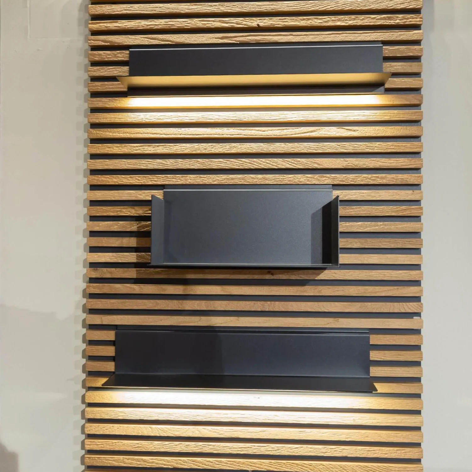 Schöner Wohnen-Kollektion Regale|Lamellenpaneel Yonna Kerneiche Natur Gebürstet Mit 4 Regalböden Metall Anthrazit Und Beleuchtung