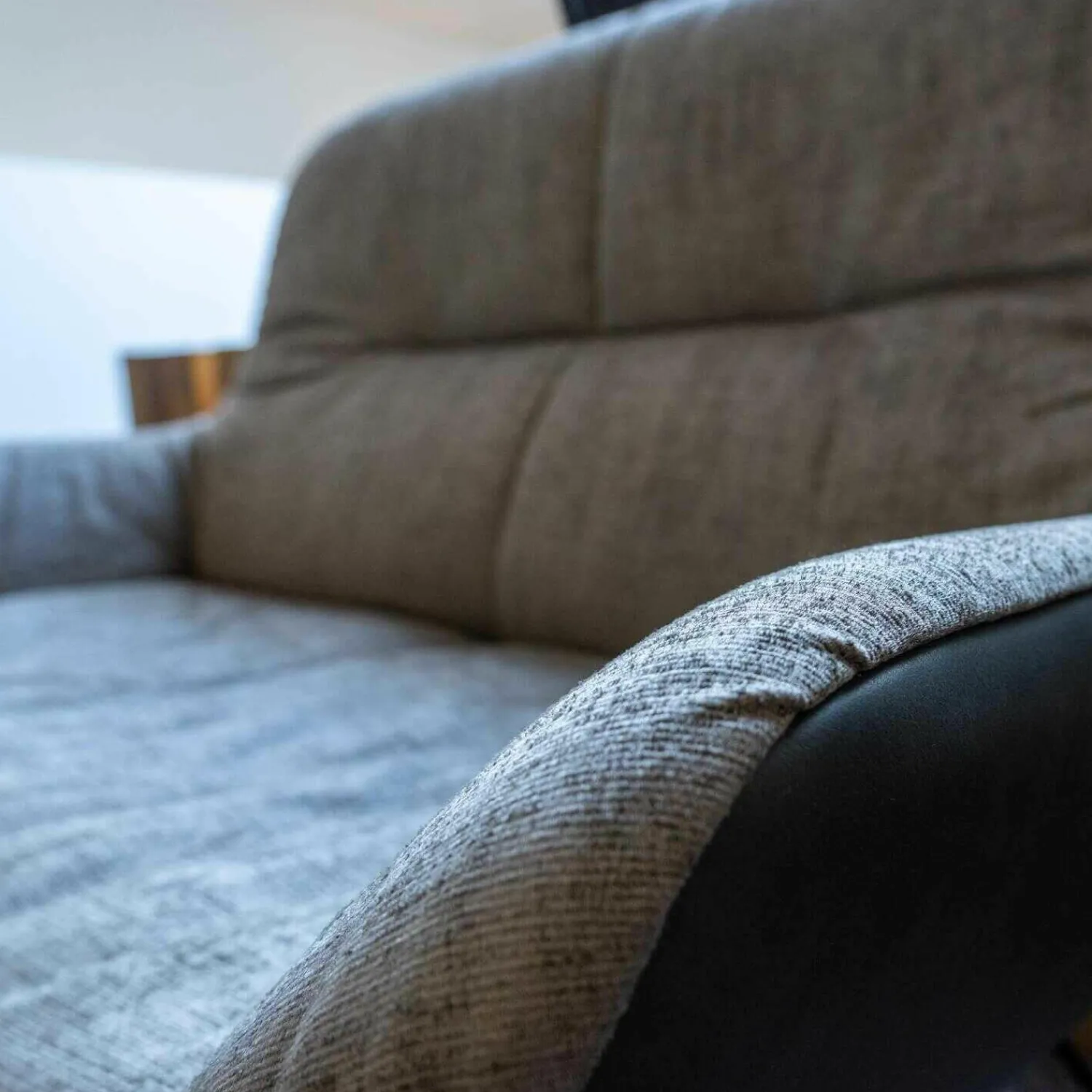 Freifrau 2-Sitzer-Sofas|Leya Sofa Innen Stoff Dedar Shimmer Souris Außen Leder Sahara