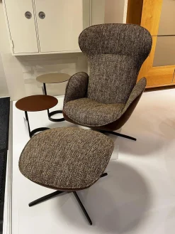 Jori Relaxsessel|Lounge Sessel Daydreamer Innen Stoff Mamaye 204 Braun Beige Gelb Außen Leder Lolita Pralina Braun Gestell Bronze Lackiert Inklusive Hocker