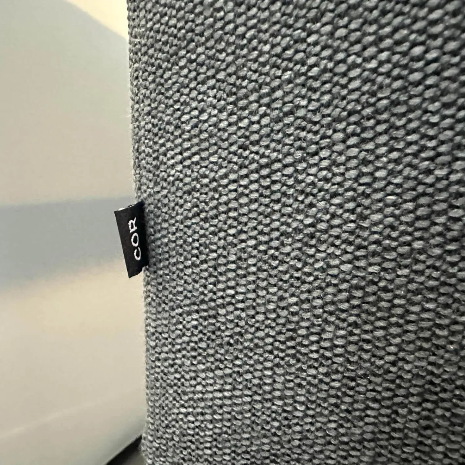 COR Ecksofas|Lounge Sofa Mell Stoff 9131 Anthrazit Gestell M20 Schwarz Lackiert Inklusive Kissen Und Rolle