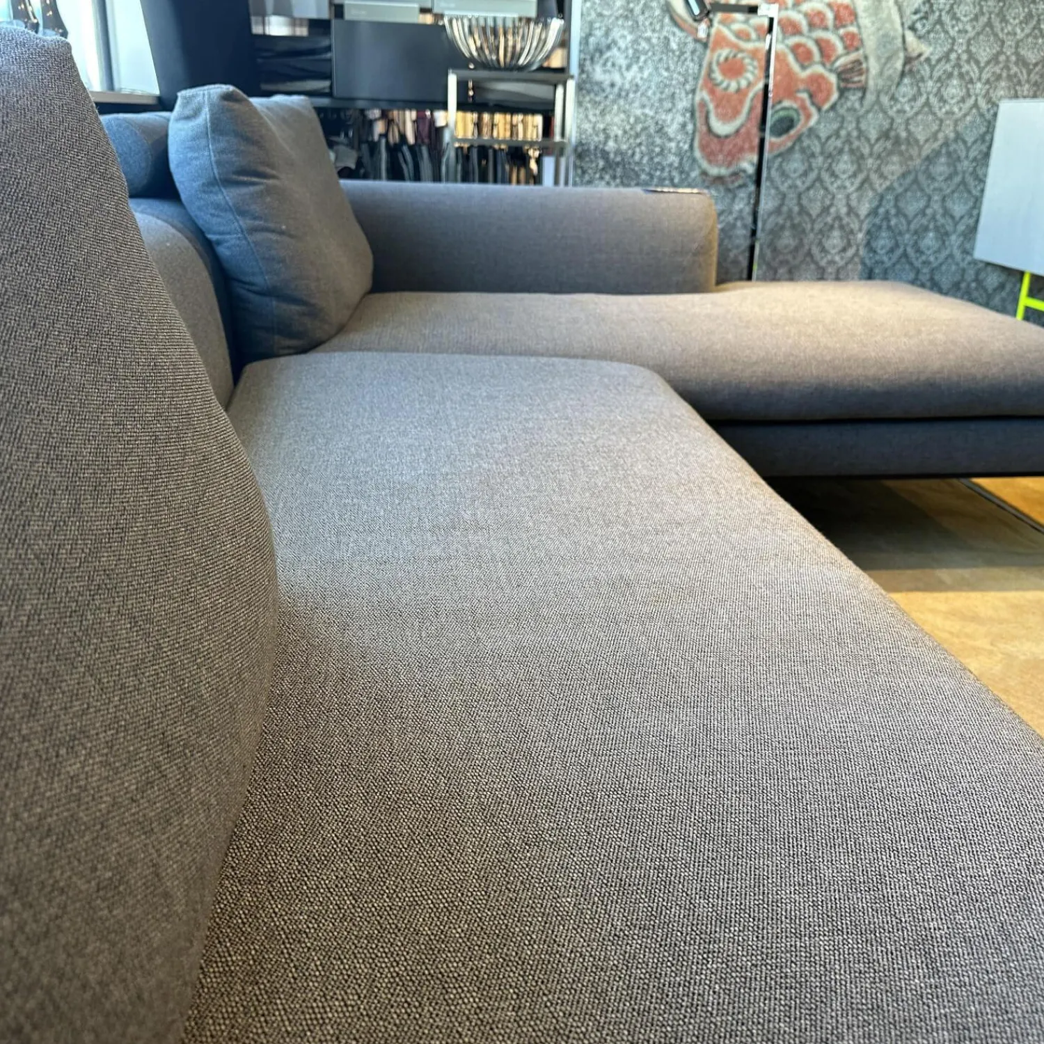 COR Ecksofas|Lounge Sofa Mell Stoff 9131 Anthrazit Gestell M20 Schwarz Lackiert Inklusive Kissen Und Rolle