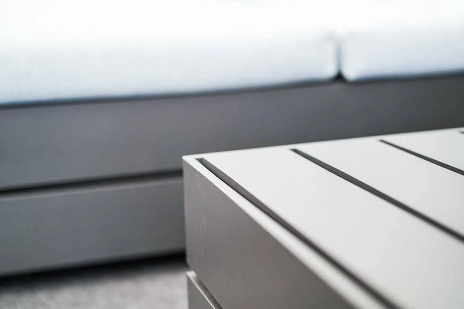 Solpuri Loungemöbel|Loungegruppe Boxx Polster Stoff Bombay Deluxe Pastel Blue Blau Gestell Aluminium Anthrazit Inklusive Tisch