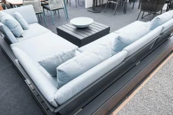 Solpuri Loungemöbel|Loungegruppe Boxx Polster Stoff Bombay Deluxe Pastel Blue Blau Gestell Aluminium Anthrazit Inklusive Tisch