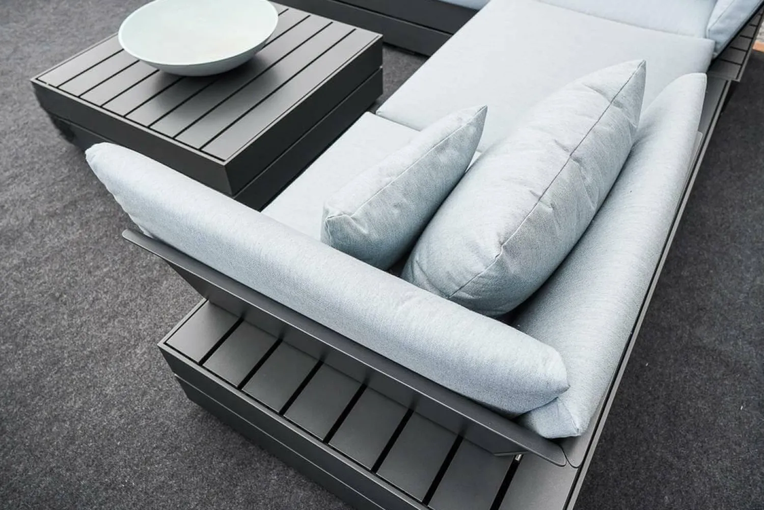 Solpuri Loungemöbel|Loungegruppe Boxx Polster Stoff Bombay Deluxe Pastel Blue Blau Gestell Aluminium Anthrazit Inklusive Tisch