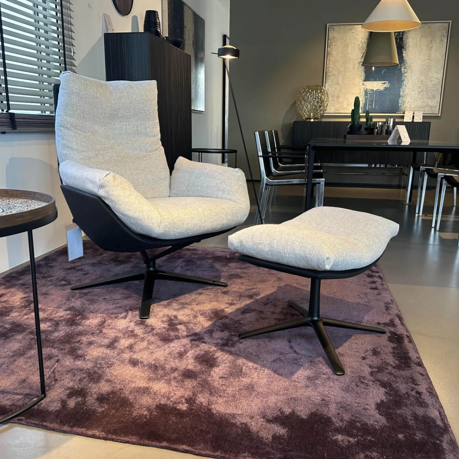 COR Relaxsessel|Loungesessel dia Korpus Leder 423 Schwarz Sitz Stoff 8300 Lichtgrau Grau Gestell F05 Schwarz Mit Hocker