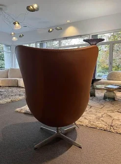 Fritz Hansen Loungesessel|Loungesessel Ei Leder Essential Walnuss Braun Gestell Aluminium Gebürstet Mit Hocker