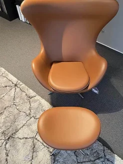 Fritz Hansen Loungesessel|Loungesessel Ei Leder Essential Walnuss Braun Gestell Aluminium Gebürstet Mit Hocker