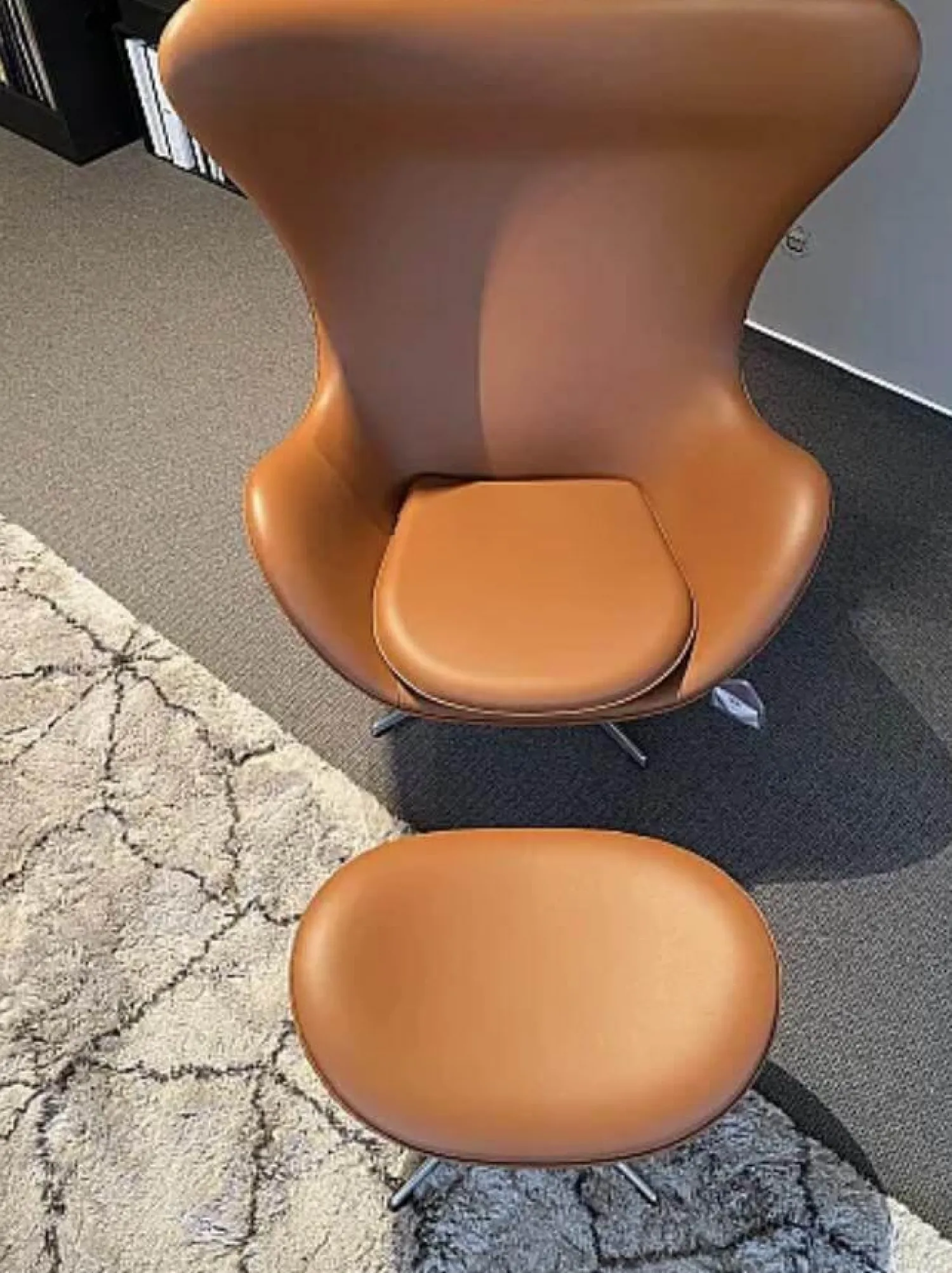 Fritz Hansen Loungesessel|Loungesessel Ei Leder Essential Walnuss Braun Gestell Aluminium Gebürstet Mit Hocker