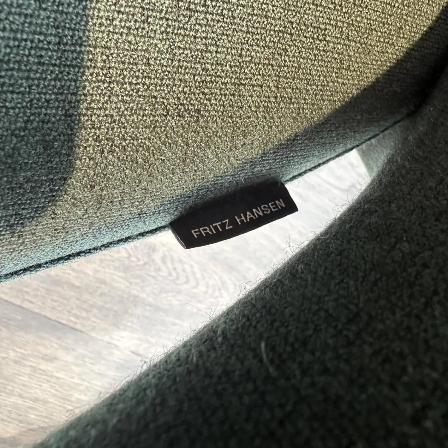 Fritz Hansen Loungesessel|Loungesessel Let Stoff Christianshavn 1161 Dunkelgrün Gestell Metall Chrom