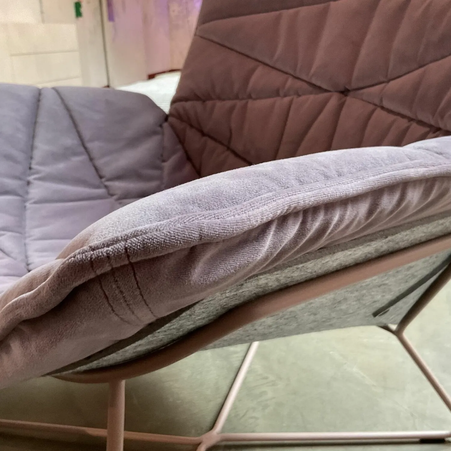 KFF Loungesessel|Loungesessel Nest Pure Stoff Seven 71 Lavendel Violett Schale Formflies Grau Gestell Rose Inklusive Hocker