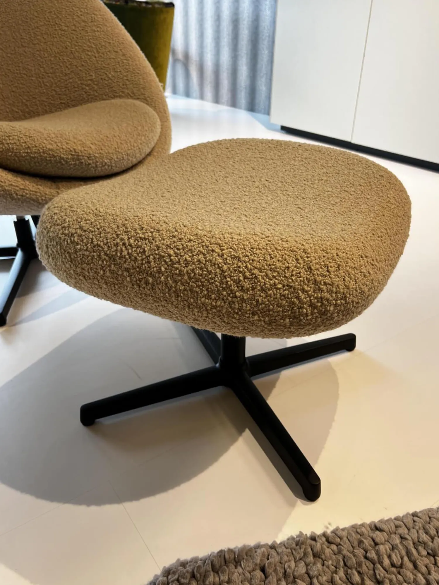 Cane Line Loungemöbel|Loungesessel|Loungesessel Pace Stoff Textil Light Brown Scent Beige Gestell Aluminium Retour Swivel Schwarz Inklusive Hocker