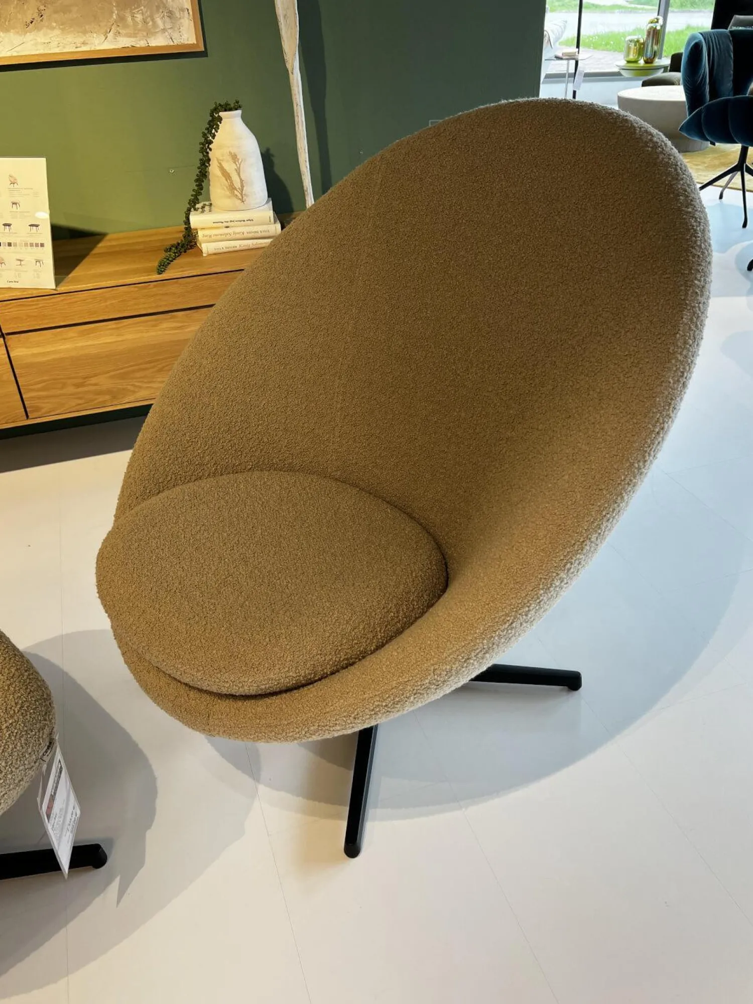 Cane Line Loungemöbel|Loungesessel|Loungesessel Pace Stoff Textil Light Brown Scent Beige Gestell Aluminium Retour Swivel Schwarz Inklusive Hocker