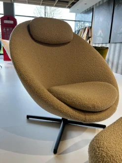 Cane Line Loungemöbel|Loungesessel|Loungesessel Pace Stoff Textil Light Brown Scent Beige Gestell Aluminium Retour Swivel Schwarz Inklusive Hocker