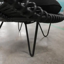 Vincent Sheppard Loungesessel|Loungesessel Roy Cocoon Outdoor Kissen Bezug Sunbrella Schwarz Geflecht Polyethylen Schwarz Untergestell Stahl Schwarz