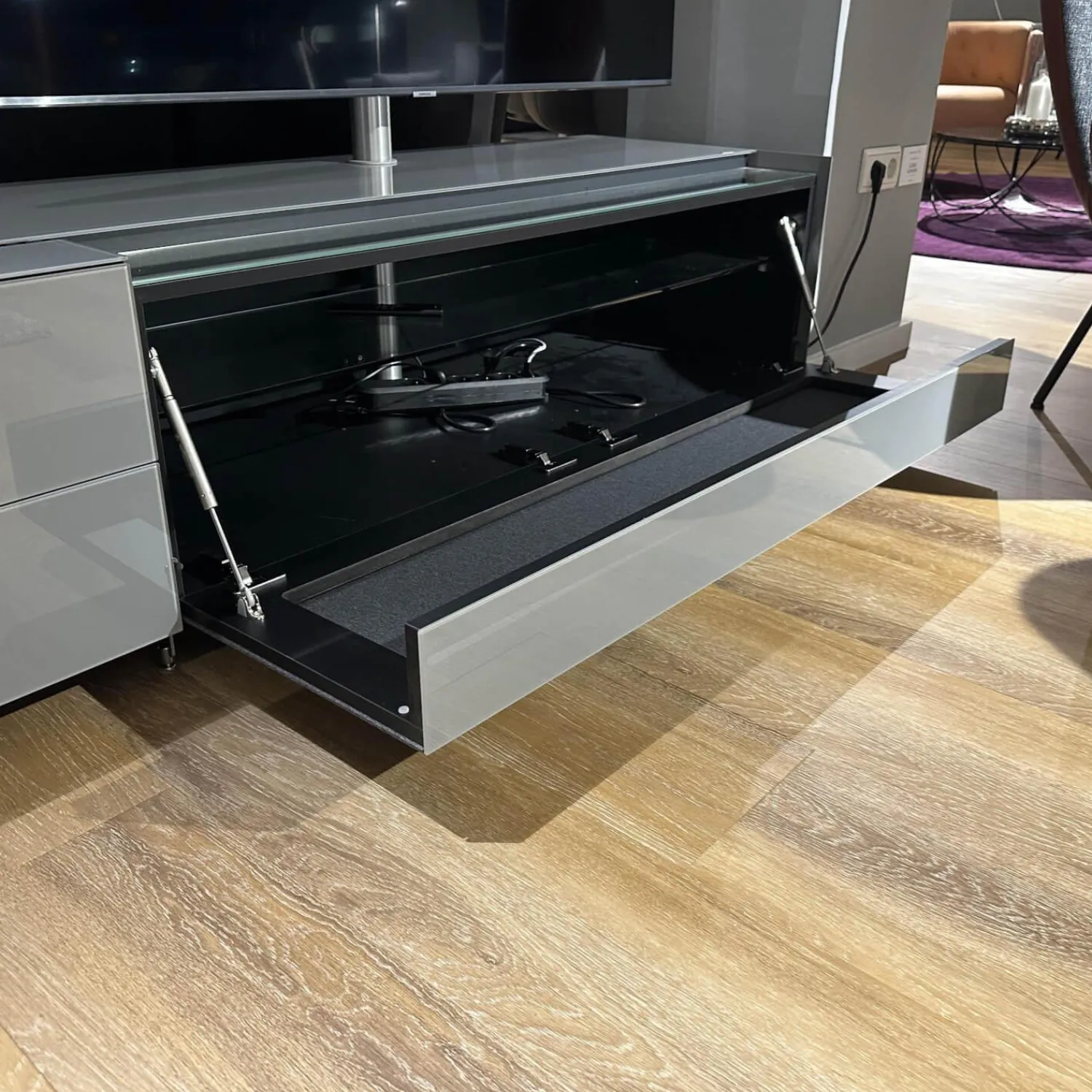 Spectral Smart Furniture Wohnwände & Tv-Lowboards|Lowboard Cocoon Glas Cement Grau Stofffront Graphite Grau Inklusive TV-Halterung