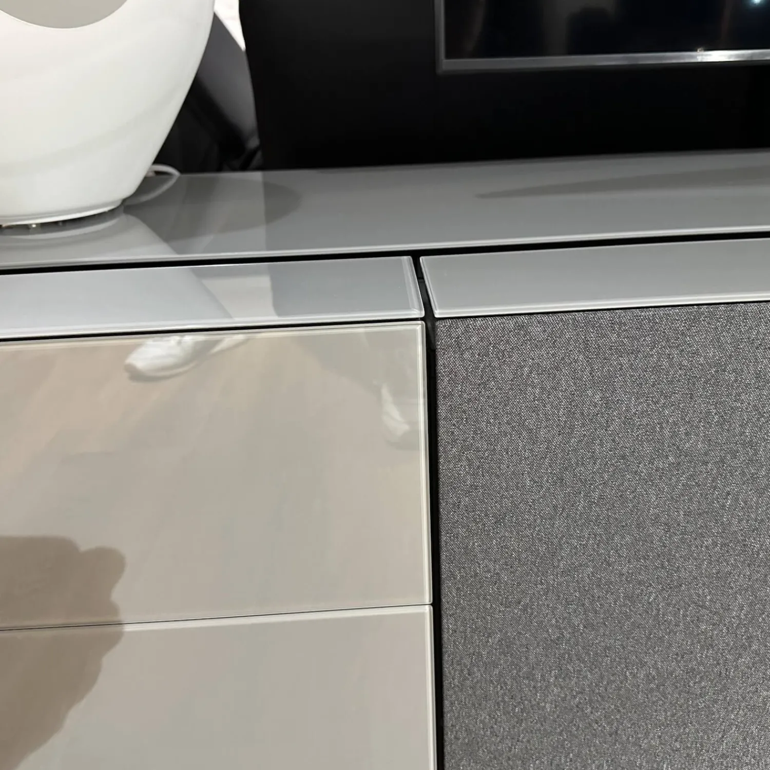 Spectral Smart Furniture Wohnwände & Tv-Lowboards|Lowboard Cocoon Glas Cement Grau Stofffront Graphite Grau Inklusive TV-Halterung