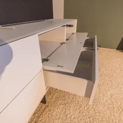 WK Wohnen Wohnwände & Tv-Lowboards|Lowboard mit Wandpaneelen WK 418 Zola Platte Glas Lackiert 407 Front Glattlack Steingrau Kufe Schwarz