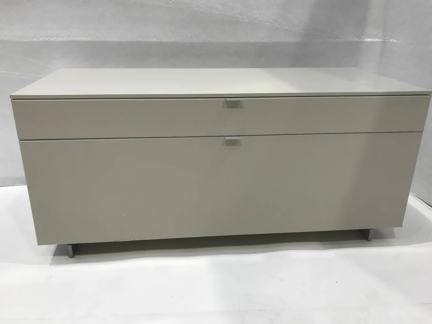 Piure Wohnwände & Tv-Lowboards|Kommoden & Sideboards|Lowboard Side Lack Matt P21 Mud Grau Beige Frontprofile Alu Chom Matt