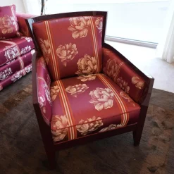 Finkeldei Polstergruppen|Modell Lara Sofa 2,5 sitzig, Sessel, Beistellsessel Modell Broadway Bezug grauviolett florence 1026 115 Keder Dinamica 112 Massivholfüße lackiert