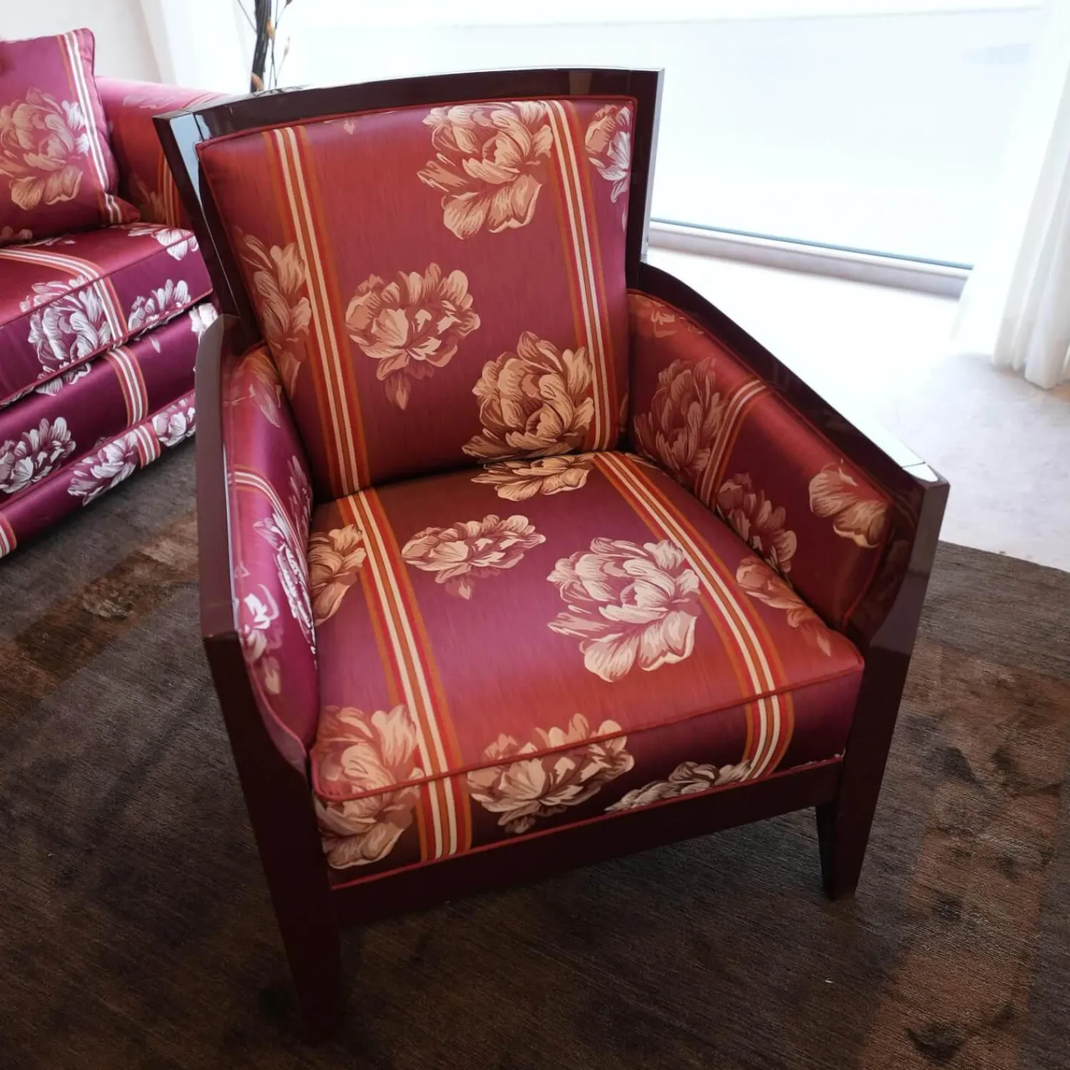 Finkeldei Polstergruppen|Modell Lara Sofa 2,5 sitzig, Sessel, Beistellsessel Modell Broadway Bezug grauviolett florence 1026 115 Keder Dinamica 112 Massivholfüße lackiert