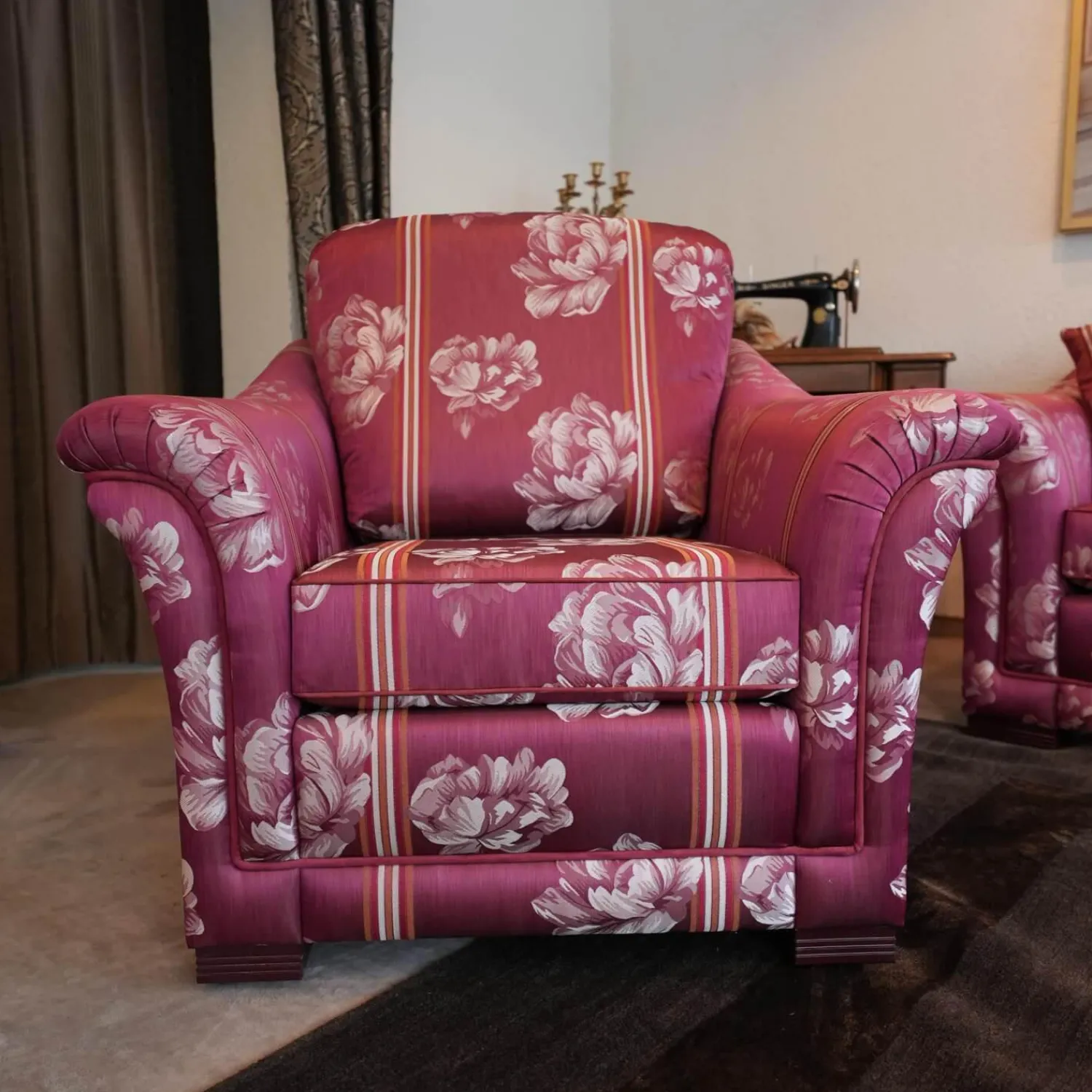 Finkeldei Polstergruppen|Modell Lara Sofa 2,5 sitzig, Sessel, Beistellsessel Modell Broadway Bezug grauviolett florence 1026 115 Keder Dinamica 112 Massivholfüße lackiert