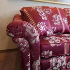 Finkeldei Polstergruppen|Modell Lara Sofa 2,5 sitzig, Sessel, Beistellsessel Modell Broadway Bezug grauviolett florence 1026 115 Keder Dinamica 112 Massivholfüße lackiert