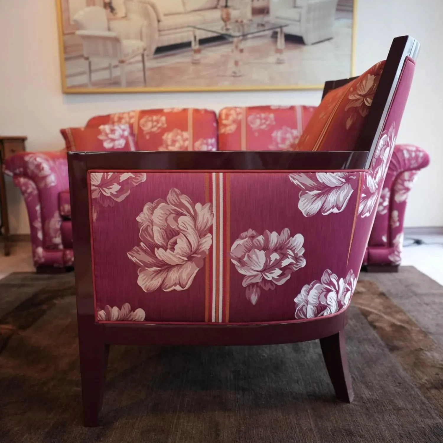 Finkeldei Polstergruppen|Modell Lara Sofa 2,5 sitzig, Sessel, Beistellsessel Modell Broadway Bezug grauviolett florence 1026 115 Keder Dinamica 112 Massivholfüße lackiert