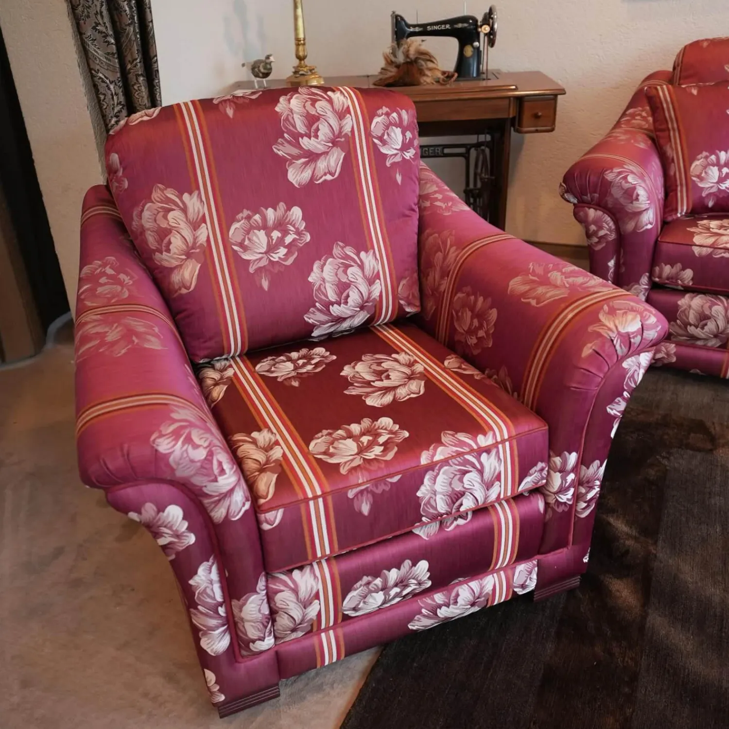 Finkeldei Polstergruppen|Modell Lara Sofa 2,5 sitzig, Sessel, Beistellsessel Modell Broadway Bezug grauviolett florence 1026 115 Keder Dinamica 112 Massivholfüße lackiert