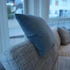 Bielefelder Werkstätten Polstergruppen|Modell Polo Living Sofa 2,5 sitzig BW 161-3001 Sessel Polo Living BW 161-1000 hellblau beigegrau Füße graublau