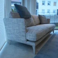 Bielefelder Werkstätten Polstergruppen|Modell Polo Living Sofa 2,5 sitzig BW 161-3001 Sessel Polo Living BW 161-1000 hellblau beigegrau Füße graublau