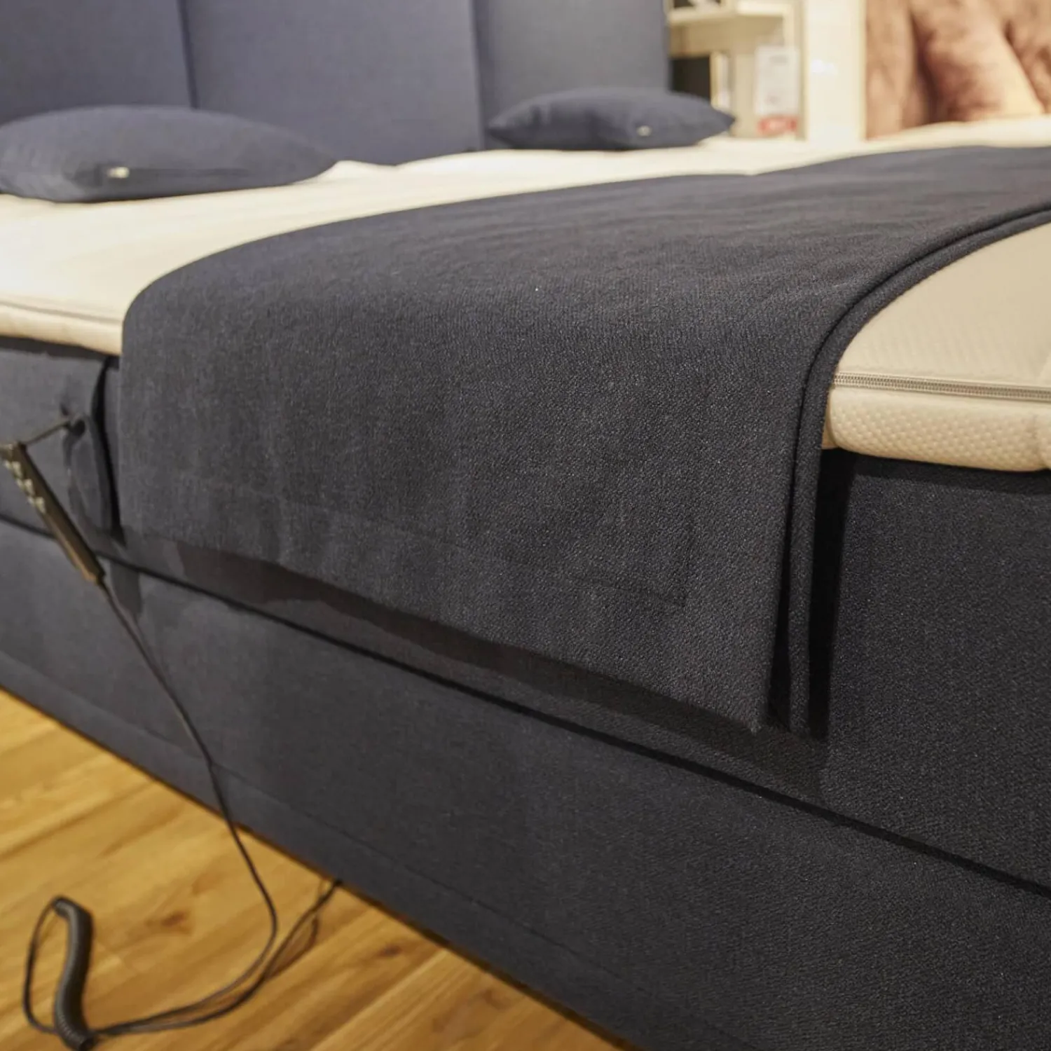 Mondo Boxspringbetten|Motor-Boxspringbett Espo Stoff Blau Fuß Matt Schwarz Matratzen H3/H4, Tagesdecke, Zierkissen,