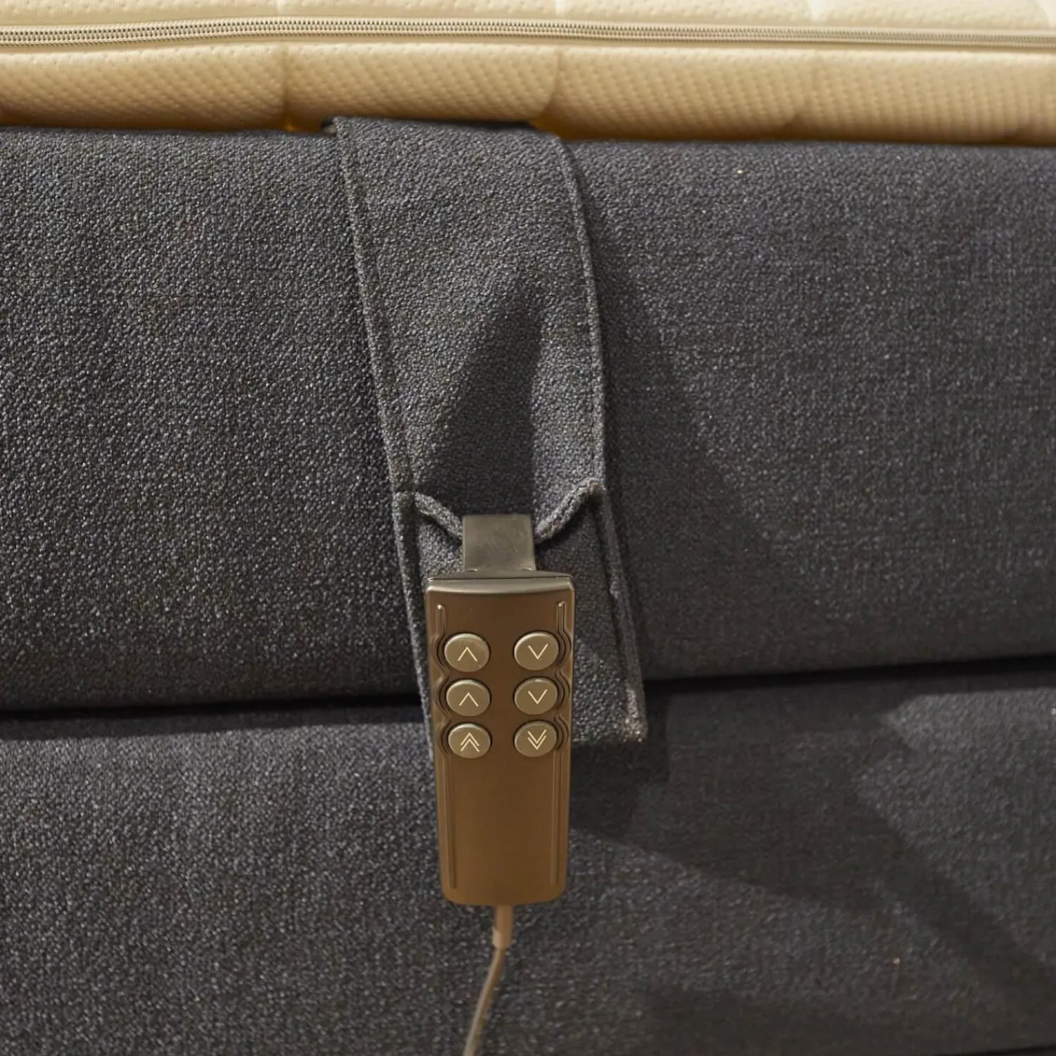 Mondo Boxspringbetten|Motor-Boxspringbett Espo Stoff Blau Fuß Matt Schwarz Matratzen H3/H4, Tagesdecke, Zierkissen,